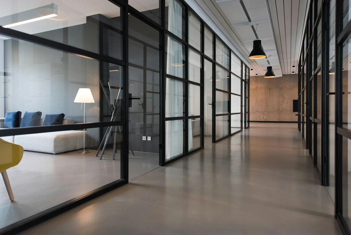 Glas- und Metalltrennwand im Innenraum