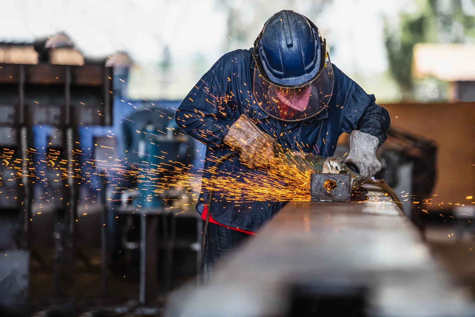 Schleifarbeiten in der Werkstatt